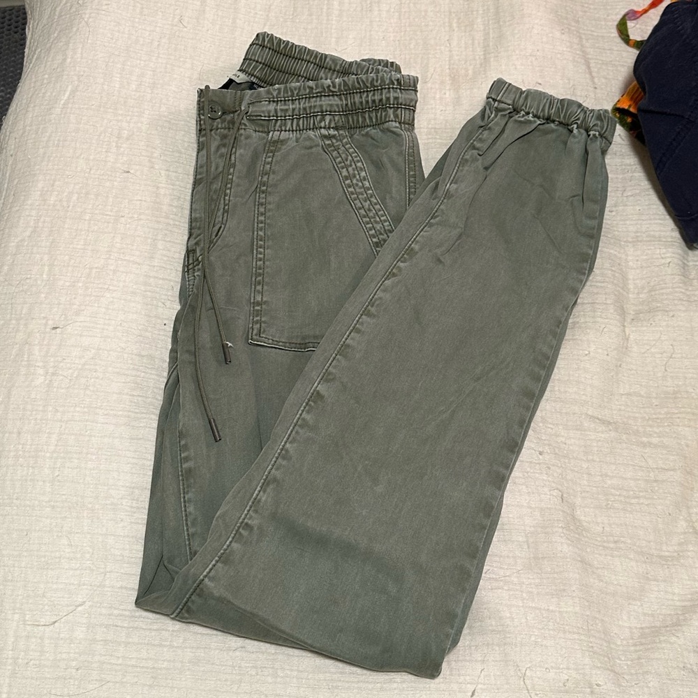 AMERICAN EAGLE green pants
